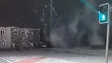 苏州一街道疑发生天然气爆炸：路面瞬间被炸开 碎石飞溅