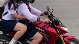 怪不得男人都喜欢看制服女孩，眼前这两个女骑士，太惹眼了！
