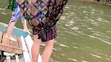 村民用布包裹头部，利用漂浮过河