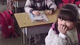 老师发现女孩四月份还穿着棉鞋，为了不让她感到自卑， 用奖励的方式送给她。这样的老师谁不喜欢老师 可爱的学生