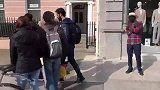 男子在路边伪装假人恶搞路人，真是太坏了