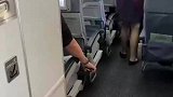 男子飞机上偷拍，被当场抓住