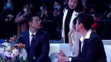 路过也要亲亲！龙丹妮向杨幂送飞吻 画面活泼逗趣