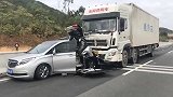 广东一货车司机开车玩手机撞上小客车 5人当场死亡