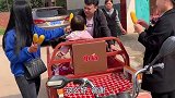 小晨陪大哥大嫂去逛超市，大哥中午想吃啥？妈妈抓紧给做出来