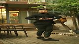 一般人不敢欺负他，因为他会功夫！