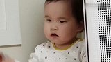 双胞胎打架日常，两个娃说开战就开战，说和好又马上喜笑颜开了