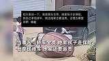 女子带娃骑电瓶车追尾汽车侧翻，汽车全责还被女子追责，车主喊冤
