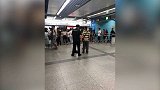 男子抢上地铁撞坏地铁门 深圳地铁已罚款和教育