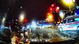 救护车开警报未被让行，外卖小哥勇闯车流中，用身体开道
