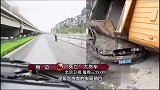 大货车满载吨泥浆发生侧翻，小车整个被活埋，司机危在旦夕