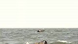 渔民顶着风浪出海捕鱼，出趟海太不容易
