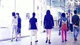 街拍：气温回升，夜晚短裙美女占主流，清纯活力很时尚