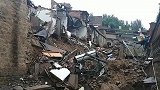 疑因暴雨导致 榆林绥德居民院落凌晨发生坍塌 有汽车陷入坑中