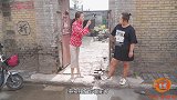 短剧：村里俩美女吵架，找村长来评理，没想机智村长是这样劝她的