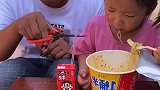 向往的童趣：妹妹吃泡面了