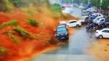 可怕！福建龙岩连续暴雨致山体滑坡 掀翻两排车