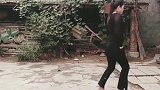河南大姐爱跳霹雳舞，一看舞姿就知道是个高手，功底深厚！