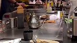 厨师正表演铁板火焰