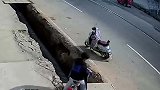 道路施工小伙骑车过门板桥摔倒