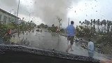 马路上突然刮来一股龙卷风，刮跑了一辆车，却吹来了一个人！
