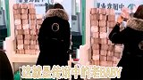 搞笑视频：女大三抱金砖，女大六十送江山啊