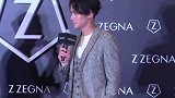 蒋劲夫现身健身房“撸铁”如今似乎是胖了不少，也壮了不少