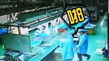 车间佯装跳鬼畜舞趁机拍女同事屁股 男子猥亵他人被拘留5日