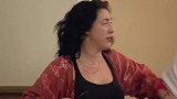 国外恶搞，去教堂看去世老人，不料竟被神父拦住，路人回头懵圈了