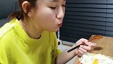 经典韩式小盒饭炒小银鱼，炒辣白菜和小猪排肉，美女吃的真香！