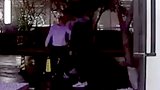 男子当街追打女子抱摔脚踹头部 路人制止反被骂