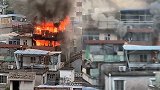 广州市海珠区一民房起火 邻居拍下火场居民逃命画面