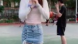 大二小姐姐在篮球场上跳舞，那么漂亮的姑娘，不知道将来便宜了谁