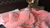 父母都起床了，9个宝宝一个人在床上玩，不吵不闹可爱极了