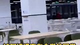 被遗忘在食堂的学生 网友：那声阿姨需要好大勇气[捂脸]