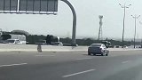 像这种轮胎真的是马路杀手，在公路流浪的轮胎，需要及时的清除！