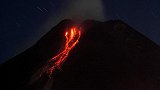 印尼默拉皮火山持续喷发 熔岩河从山顶流下炽热气云腾空而起