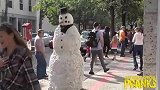 吓人恶作剧，藏在雪人模型内捉弄路人，路人的狗却非常害怕