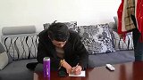 妻子帮去世丈夫还债50万，一年后她收到一个包裹，打开后泪崩了