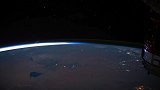 从国际空间站拍摄的以8K的速度欣赏NEOWISE彗星[8K]