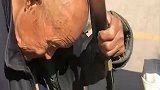 街上偶遇磨刀的大爷，这一幕让我开眼了，网友：真是高手在民间！