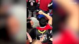 篮球-18年-勇士客场输球,球迷竟换上开拓者球衣庆祝-花絮