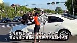 自行车过路口撞上轿车侧门，连人带车“翻上”引擎盖，女司机被当场吓哭