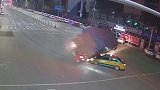 16岁少年偷开大货急刹压上一出租车 180°漂移侧翻后竟回正