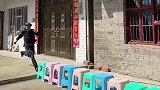 大爷极限挑战轻功，健步如飞跳跃十个凳子