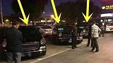 3辆红旗占据6个停车位，一旁迈巴赫瑟瑟发抖，网友：霸气