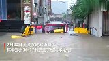 暴雨中的晚高峰 郑州交警艰难指挥交通，祈祷大水早日退去！