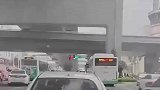 白车司机路口等灯时，与车内人员爆发肢体冲突