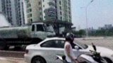 宝马轻轻一脚油门挡住了洒水车暖心瞬间 给你发张心动卡