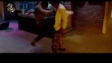 他这一击下连桌子都碎了！要是打到人身上